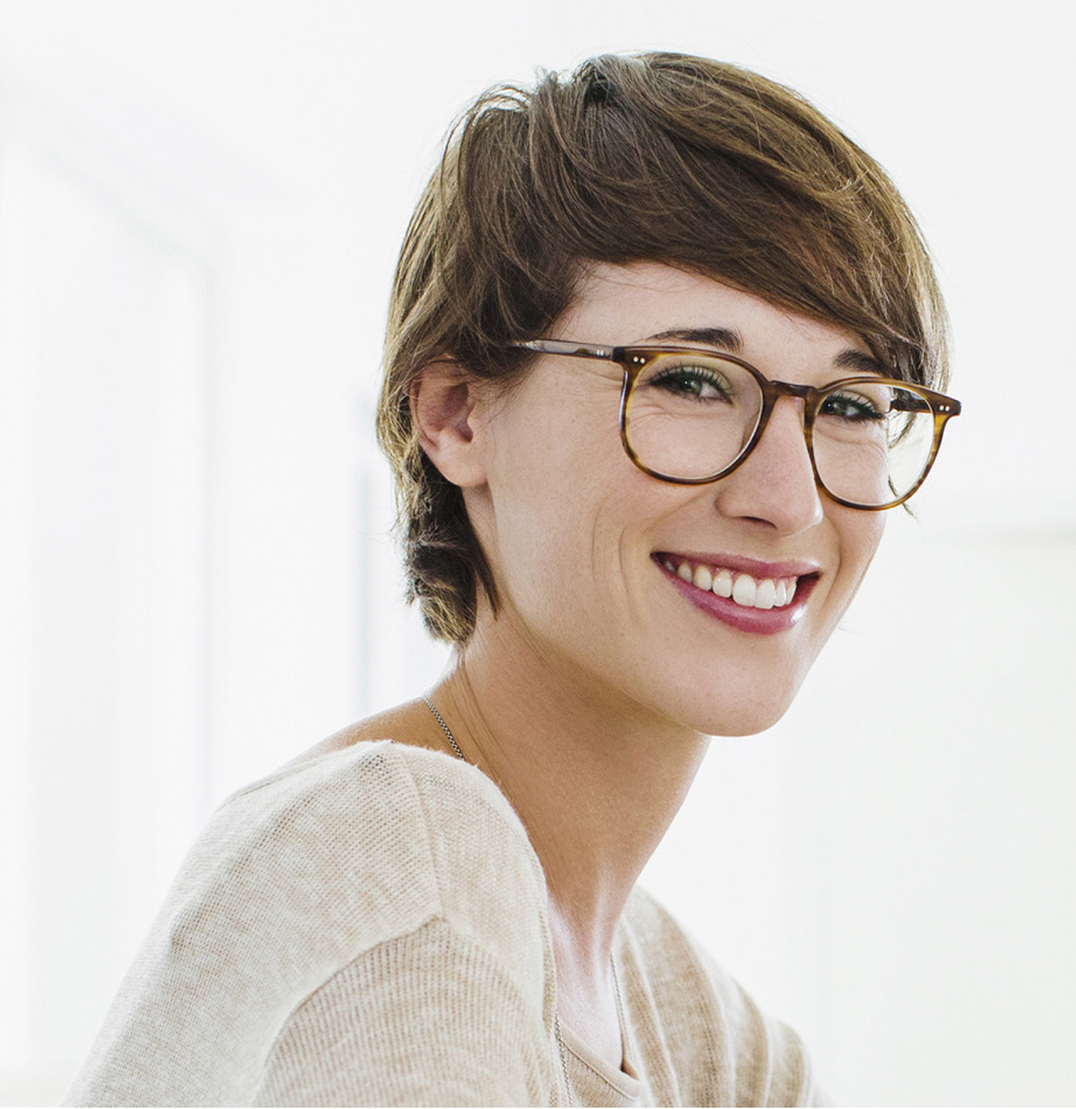 Femme souriante avec des lunettes