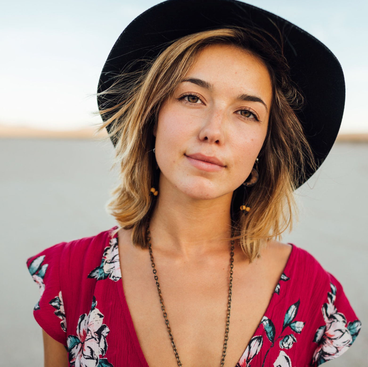 Femme blonde avec un chapeau