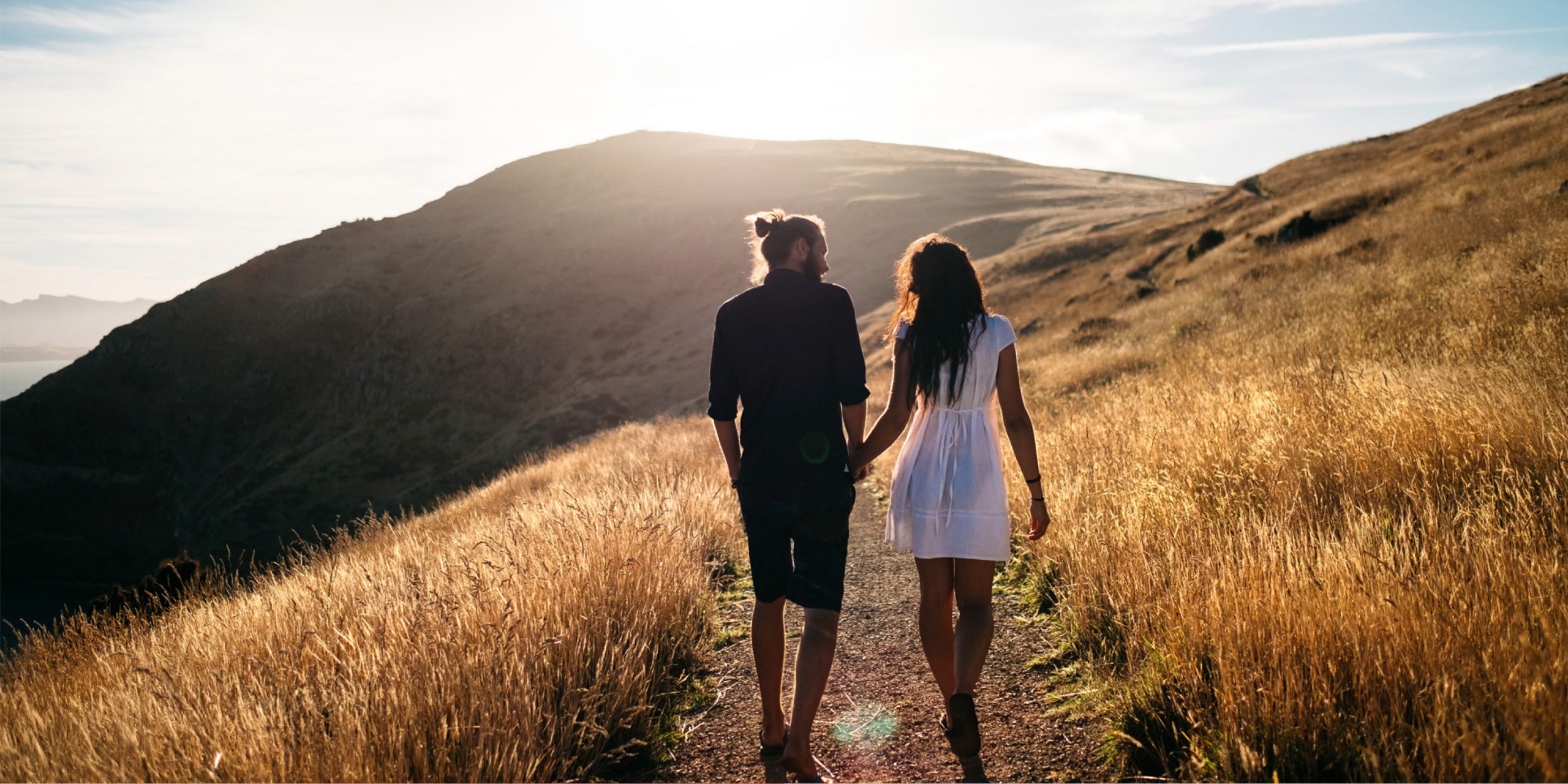 Couple se promenant dans les collines