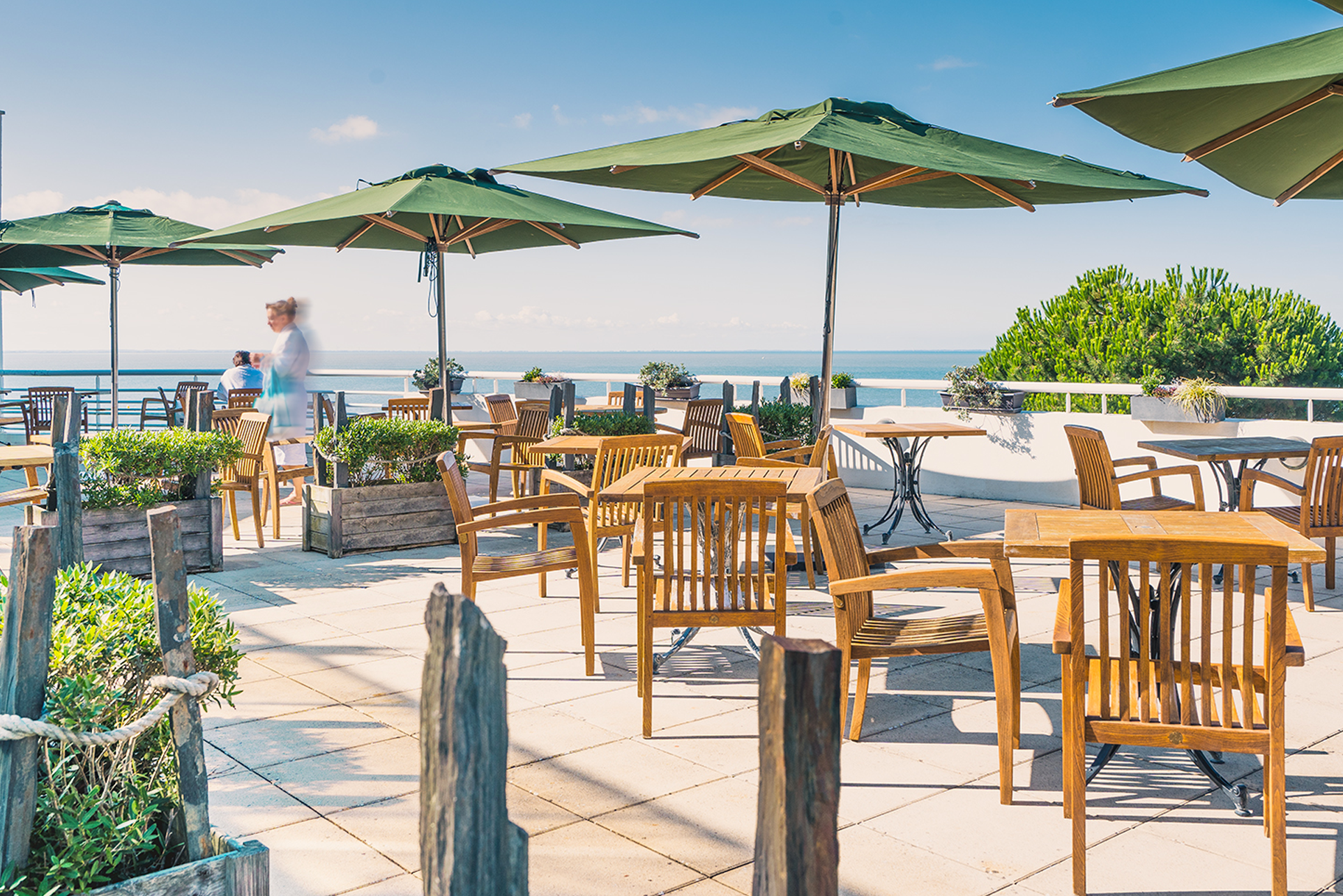 Terrasse restaurant ensoleillée