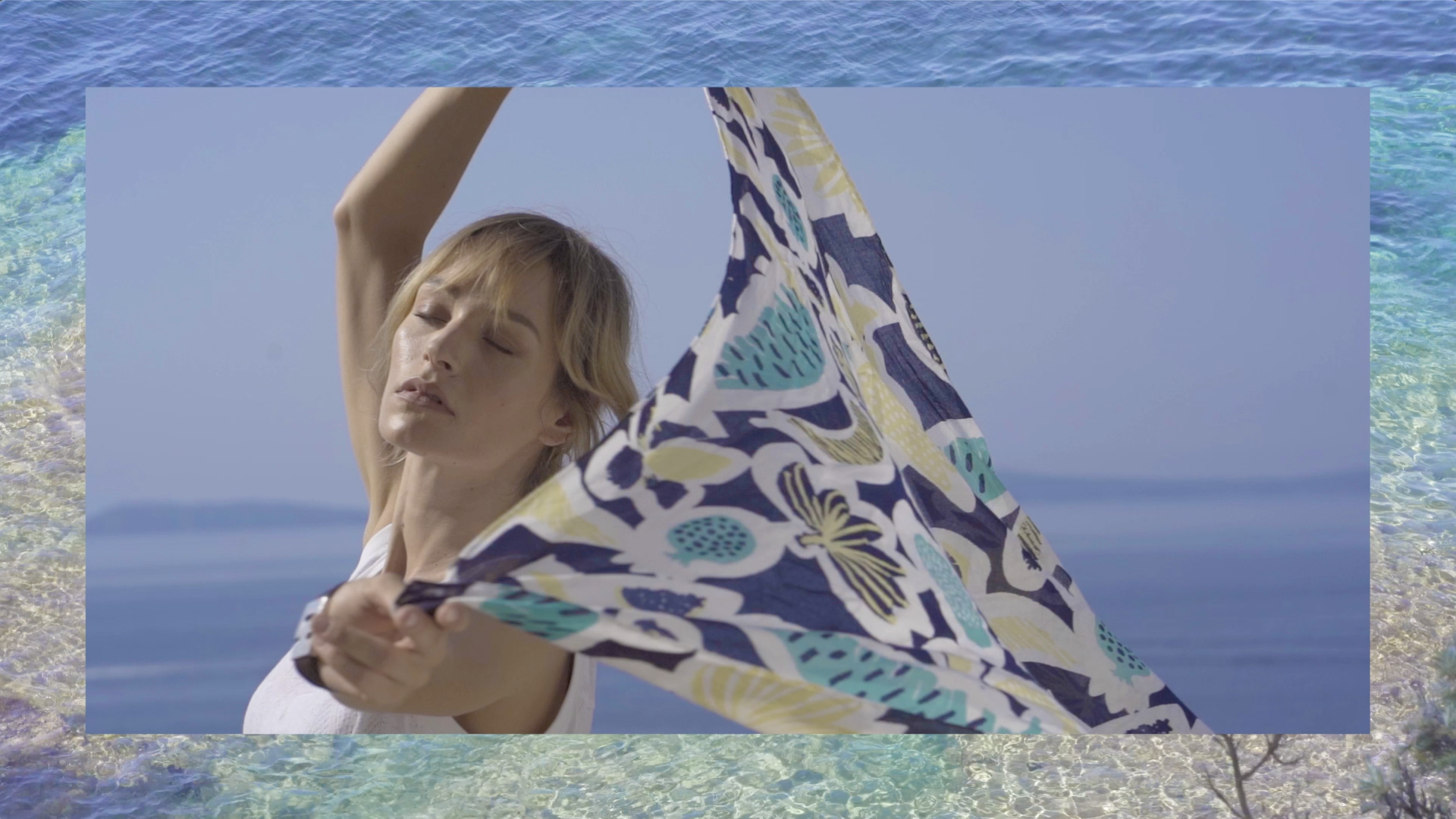 Femme décontractée au bord de la mer